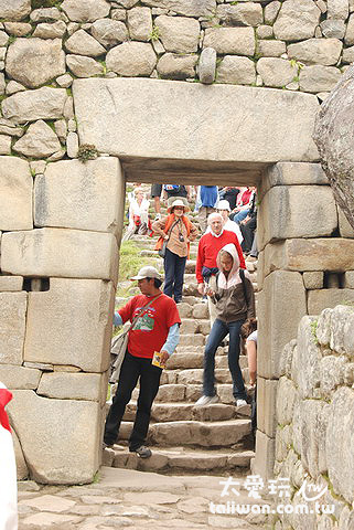 城門外連結通往 Cusco 的印加古道，內側設置石頭拴裝置，用以固定城門