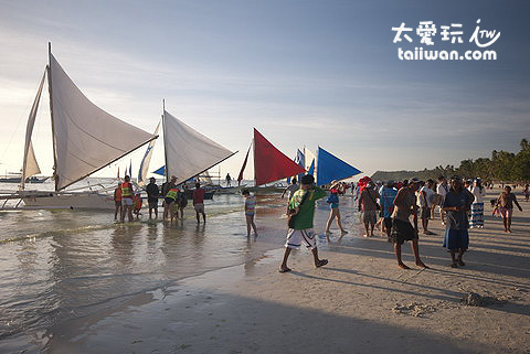 海灘上滿滿的風帆船