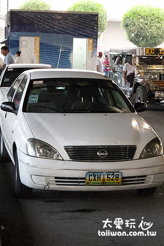 白色搭計程車