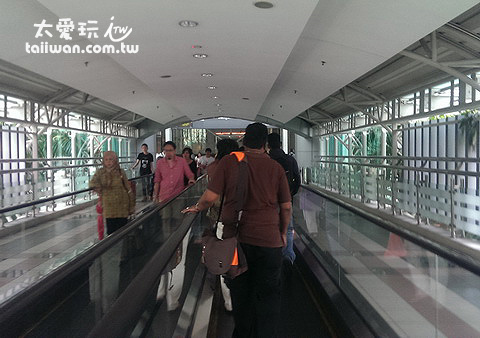 馬來西亞海關跟新山的火車站JB Sentral有天橋相連 馬來西亞海關跟新山的火車站JB Sentral有天橋相連
