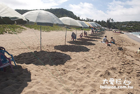 白沙海灘租陽傘一次300元 白沙海灘租陽傘一次300元