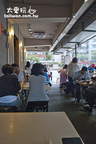 躼腳日式料理戶外區座位