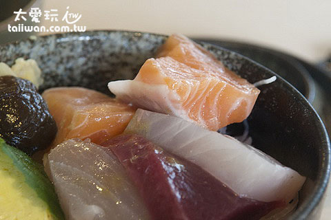 生魚片丼的生魚片超厚,女生一口吃不完 生魚片丼的生魚片超厚,女生一口吃不完