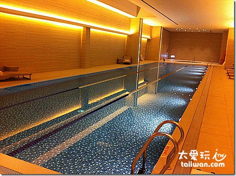 台北寒舍艾美酒店高雅的室內泳池 台北寒舍艾美酒店高雅的室內泳池