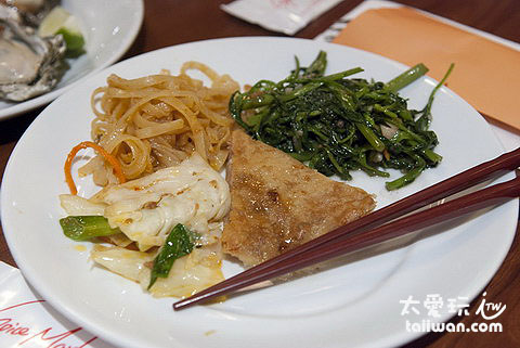 月亮蝦餅、蝦醬空心菜與炒麵