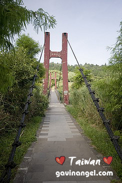 走步道前往擎天崗會經過菁山吊橋