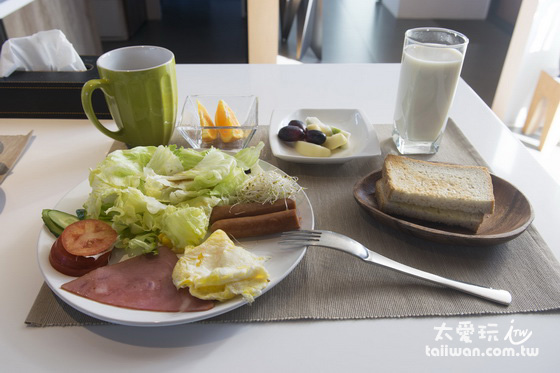 早餐有生菜沙拉、蛋、煎香腸火腿、水果、豆漿、茶、吐司麵包 早餐有生菜沙拉、蛋、煎香腸火腿、水果、豆漿、茶、吐司麵包
