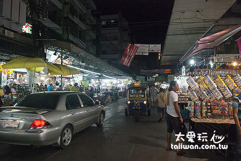 晚上周邊是熱鬧的夜市 晚上周邊是熱鬧的夜市