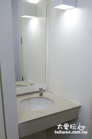 布達扣飯店房間洗手台在浴廁外