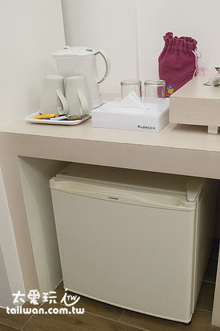 布達扣飯店房間小冰箱及泡茶工具 布達扣飯店房間小冰箱及泡茶工具