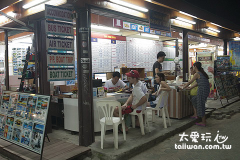 PP島上有無數的旅行社提供各種旅遊行程 PP島上有無數的旅行社提供各種旅遊行程